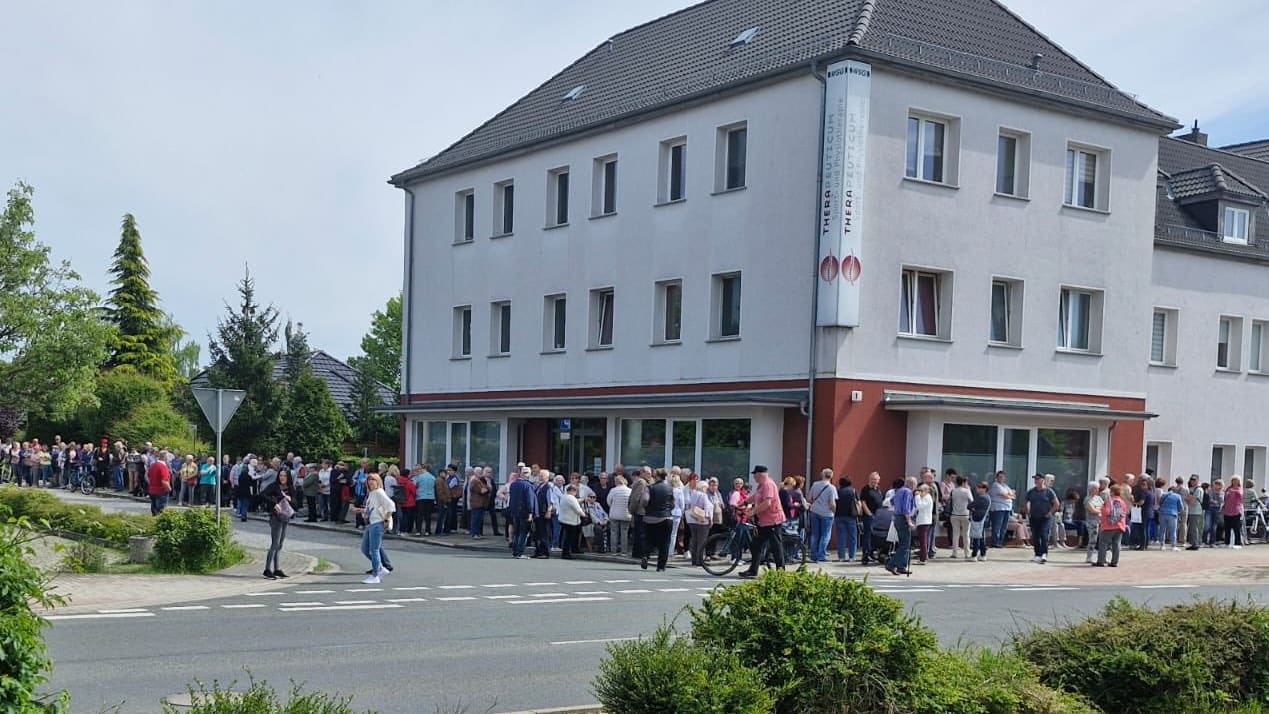 Stundenlang Schlange stehen für den Arzttermin: „Eine Schande!“ | Regional