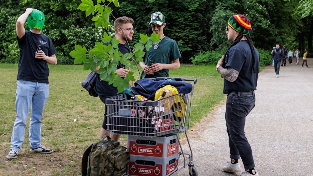 Einkaufswagen statt Bollerwagen: Junge Männer ziehen durch Berlin.