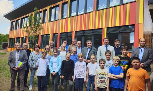 Dr. Manfred Bormann (Vorsitz Schulausschuss), Conrad Gramatte (Mitglied SG-Rat), Jutta Hornig (Kita Leitung Dettum), Franziska Brunn (Mitglied Schulvorstand), Willi Dietzsch (Mitglied Schulausschuss), Katja Kögel (komm. Schulleitung), Karsten Ansorge (Mitglied SG-Rat), Christiane Wagner-Judith (stellv. Vorsitz Schullausschuss), Christian Sell (Mitglied Schulausschluss), Ingo Geisler (Mitglied SG Rat) Uwe Schäfer (Mitglied SG-Rat) Marco Kelb (Samtgemeindebürgermeister), Timo Löffler (Samtgemeindemitarbeiter und Projektleiter), Michael Waßmann (Fachbereichsleiter Bauamt) sowie Schülerinnen und Schüler der GS Dettum, die in dem Neubau unterrichtet werden.