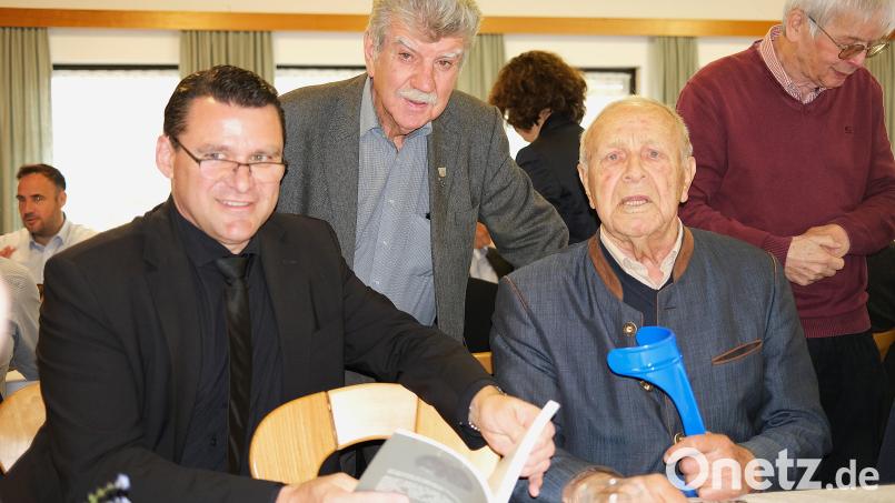 Herausgeber Jakob Scharf (Mitte) überreicht ein Exemplar seines Buches an Landrat Thomas Ebeling (Mitte) und Altlandrat Hans Schuierer (rechts). Bild: Hirsch