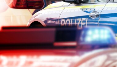 Berlin: Transporter missachtet rote Ampel und verursacht Unfall | Regional