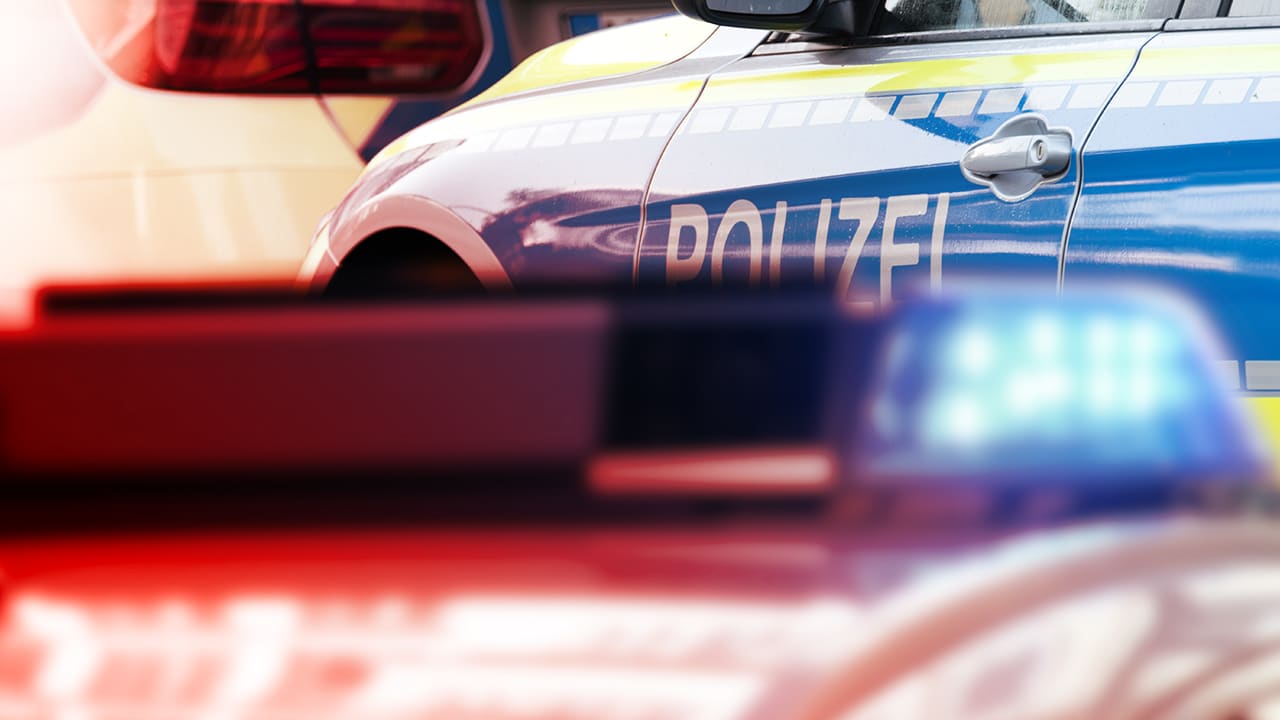 Berlin: Transporter missachtet rote Ampel und verursacht Unfall | Regional