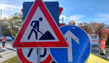 Baustellenschilder auf einem Anhänger
