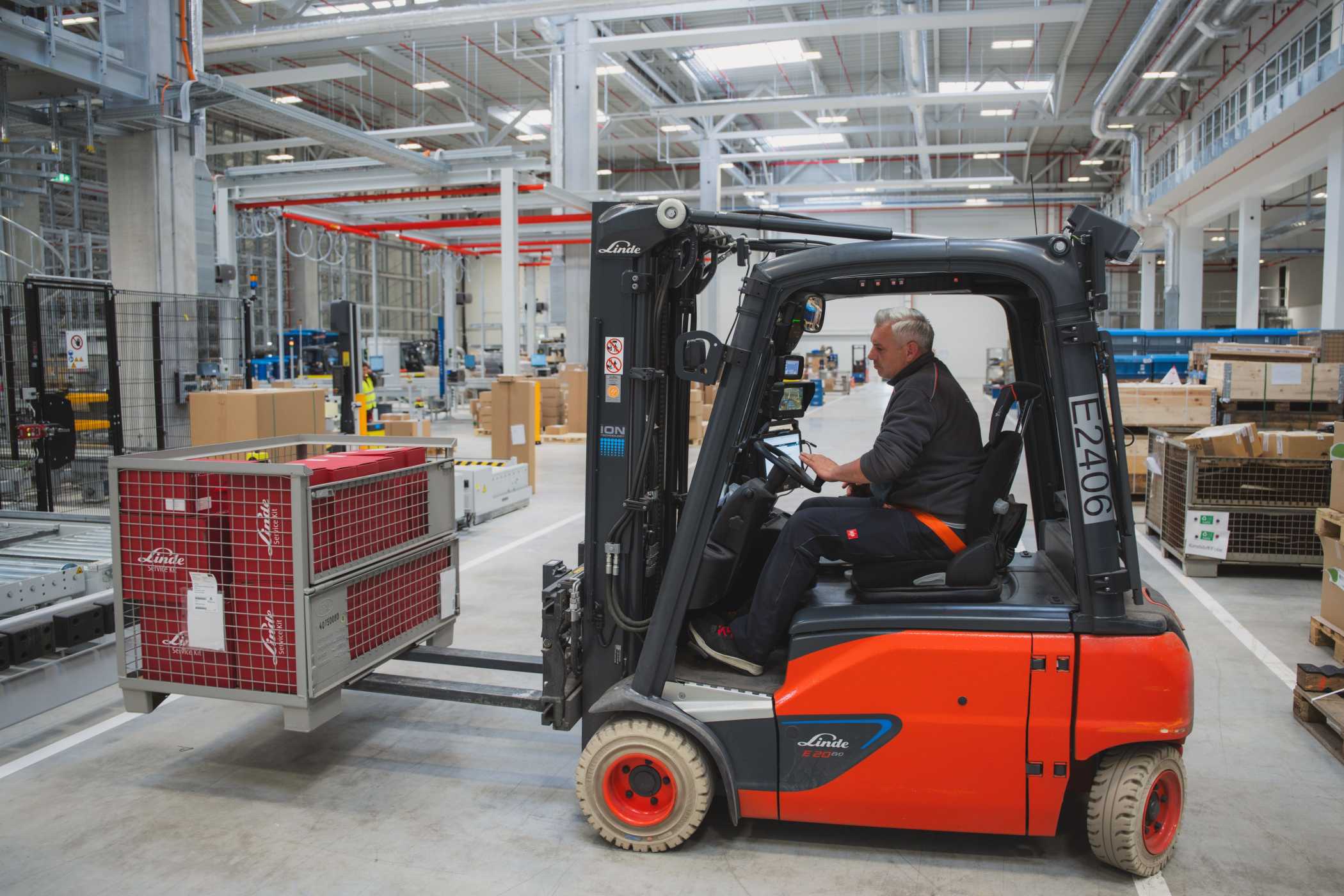 Es verfügt über fünf 100 Meter lange Gassen mit insgesamt 110.000 Stellplätzen und zieht sich über die gesamte Länge des Gebäudes. | Bild: Linde MH