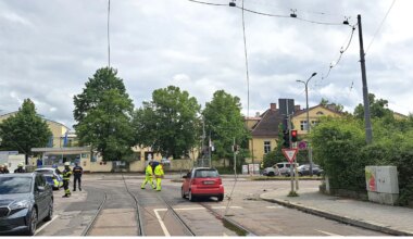 München: Lkw reißt Tram-Oberleitung ab - zwei Personen in Smart eingesperrt - München