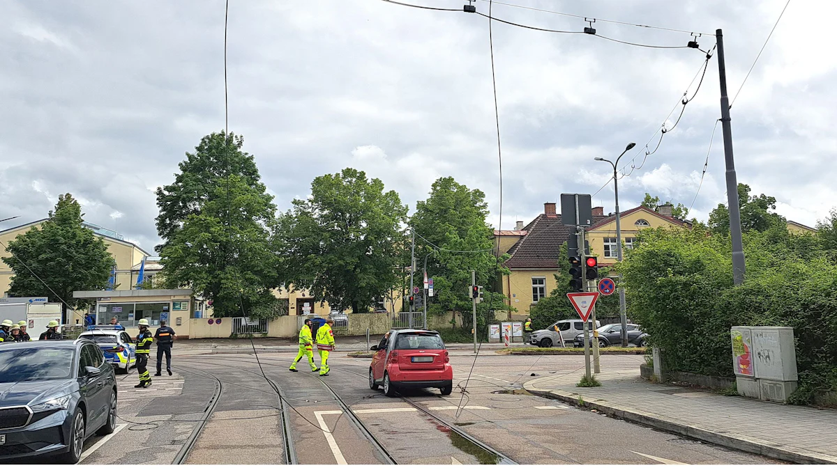 München: Lkw reißt Tram-Oberleitung ab - zwei Personen in Smart eingesperrt - München