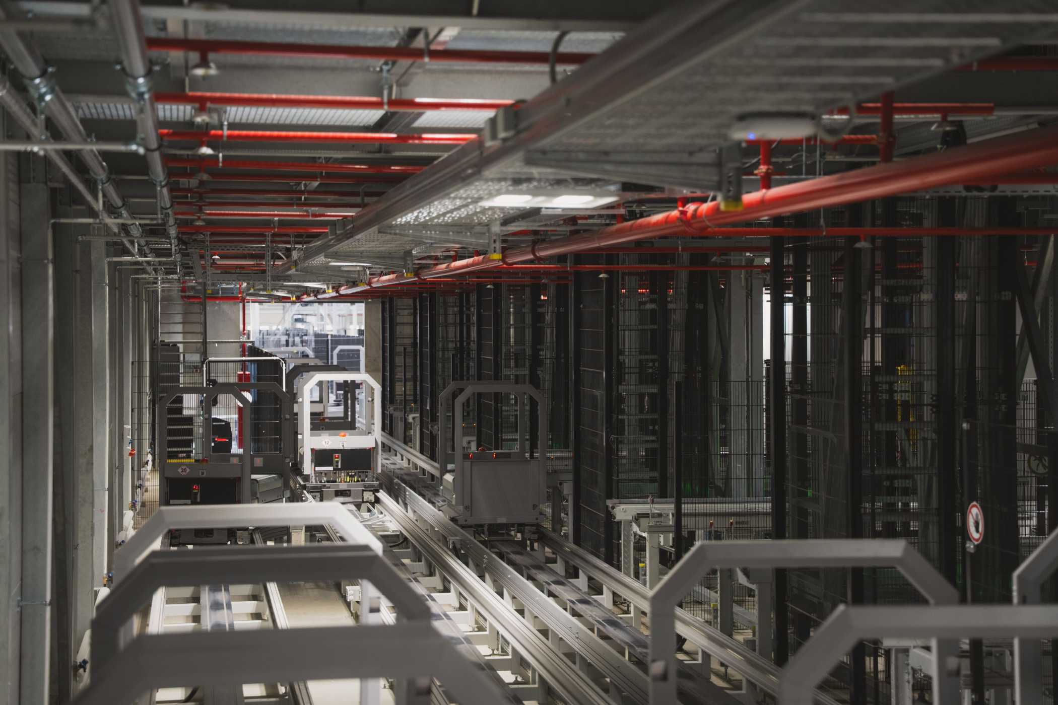 Eines der Highlights im neuen KION RDC CE ist die elektrische Bodenbahn. Mit ihr werden einzulagernde Paletten ins automatische Hochregallager gebracht und auf dem Rückweg ausgelagerte zu den Packplätzen transportiert. | Bild: Linde MH