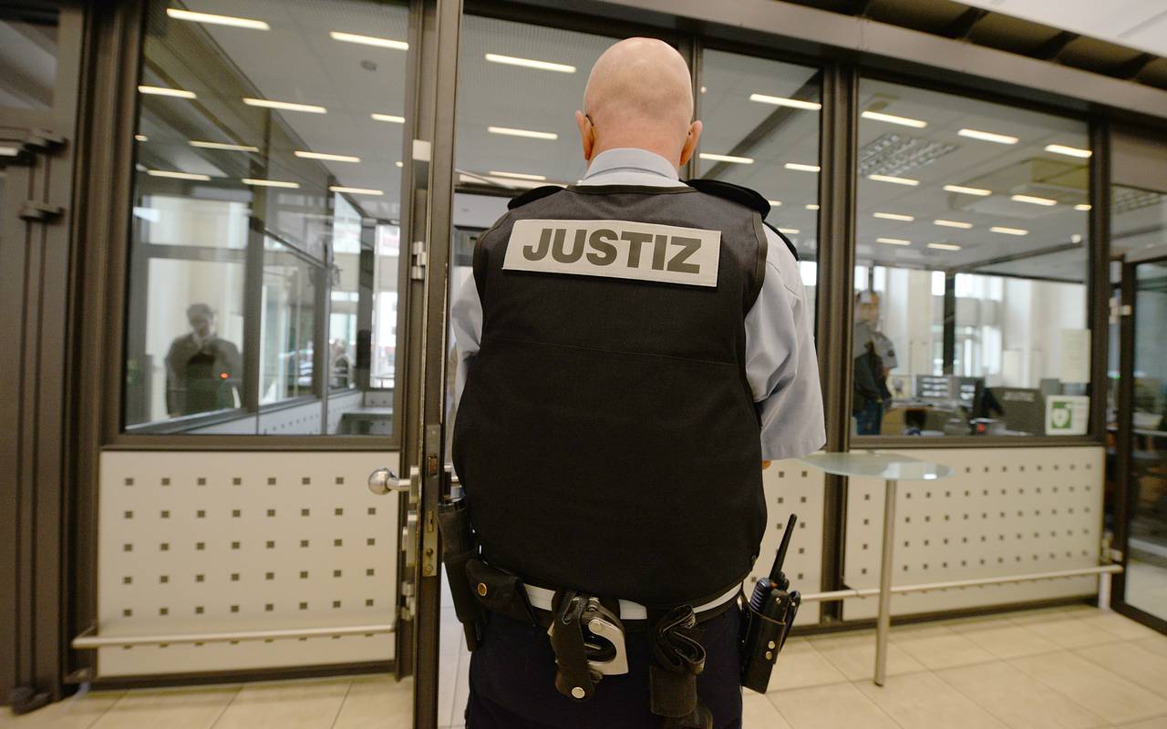 Ein Justizbeamter im Gerichtsgebäude