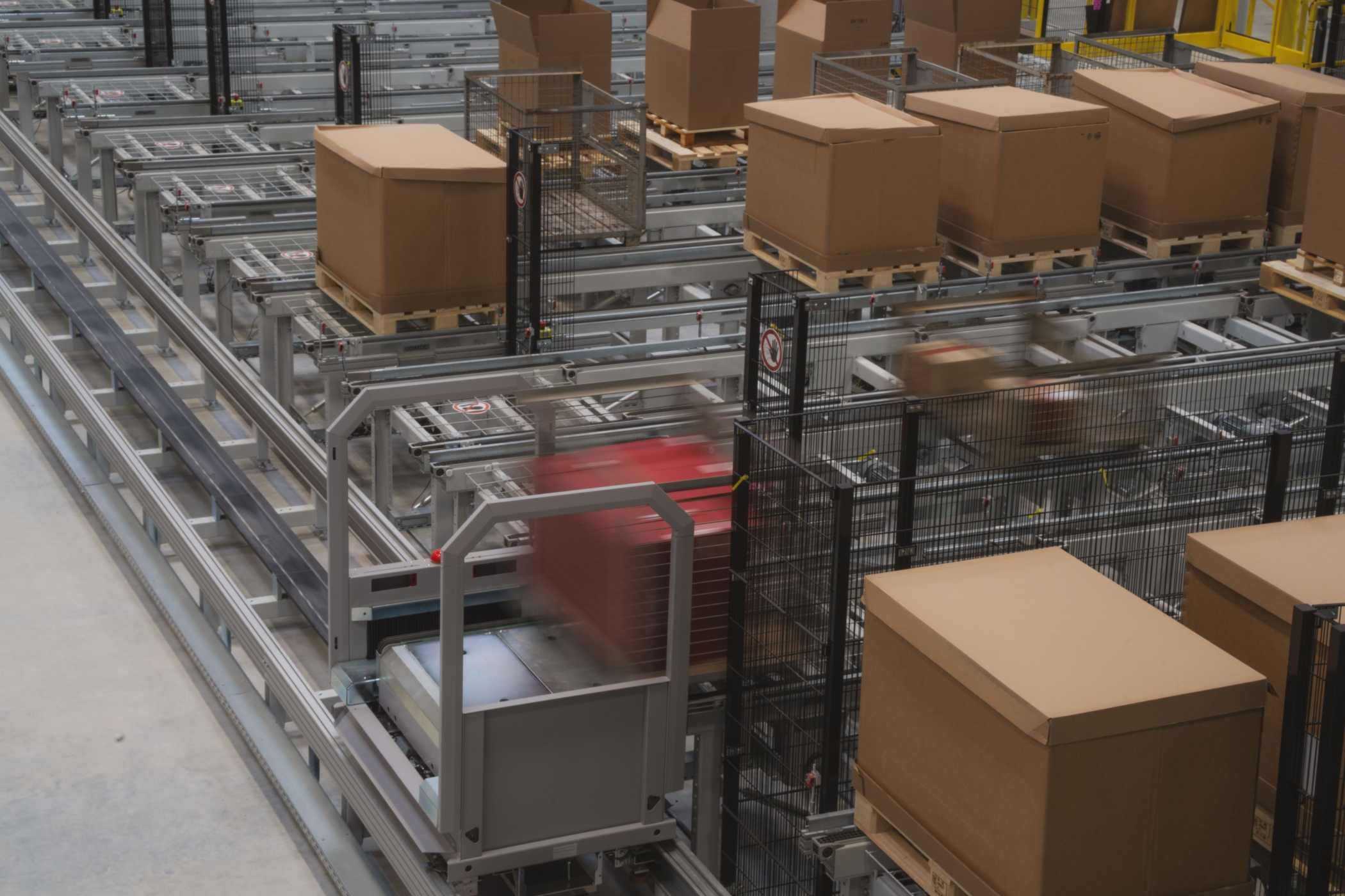 Die aus dem automatischen Hochregallager kommenden Paletten werden zu den Packplätzen transportiert. | Bild: Linde MH