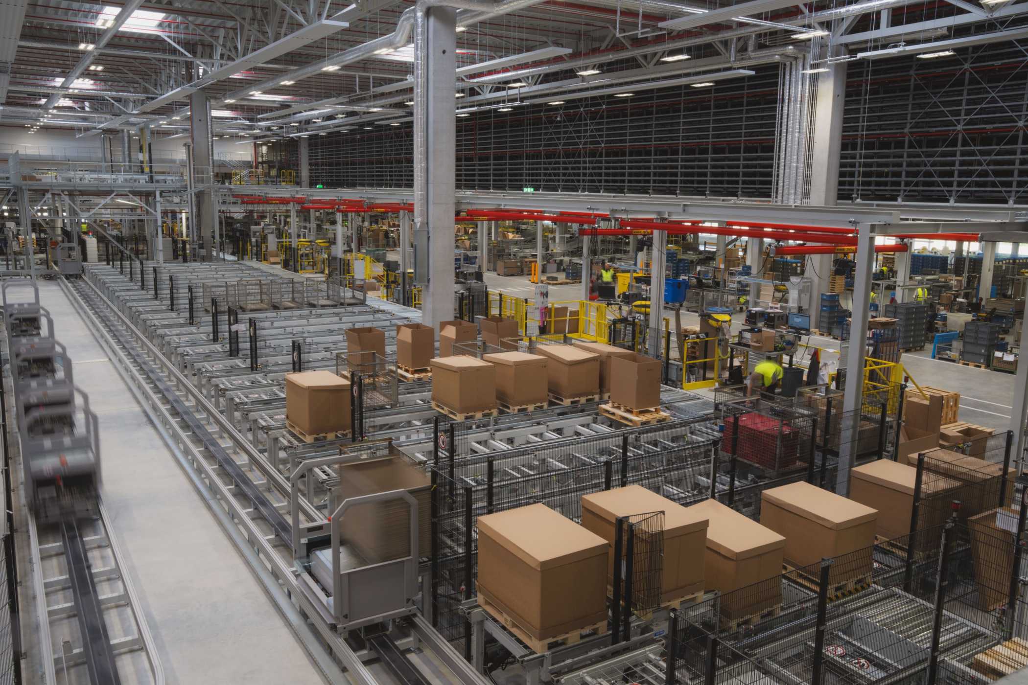 Die Kommissionierung und Verpackung der Kleinteile-Aufträge erfolgt direkt unter dem Multishuttle. | Bild: Linde MH