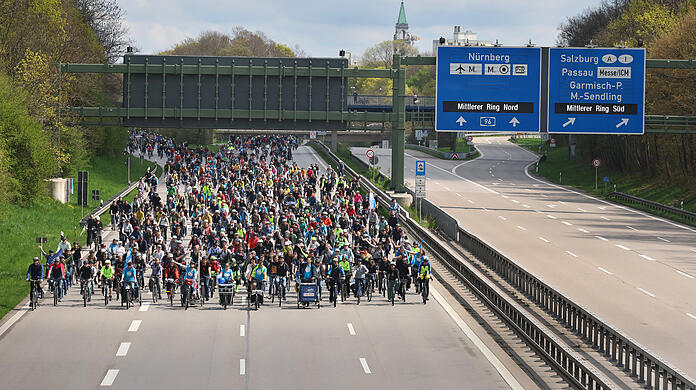 Tausende Radler waren bei der Radsternfahrt im Jahr 2023 auf einem Abschnitt der A96 in München unterwegs. (Archiv)