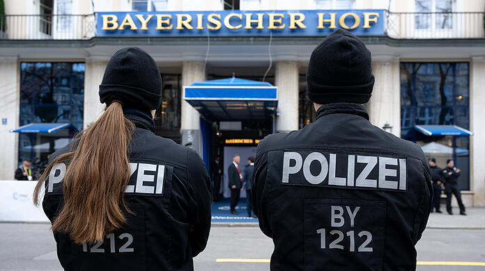Polizisten vor dem Hotel Bayerischer Hof in München.