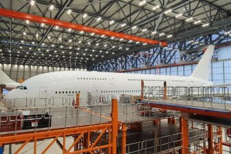 Der Airbus A 380 bietet auf zwei Etagen Platz für 509 Passagiere. Die Elbe Flugzeugwerke in Dresden werden künftig wieder mehr dieser Riesenflieger warten.