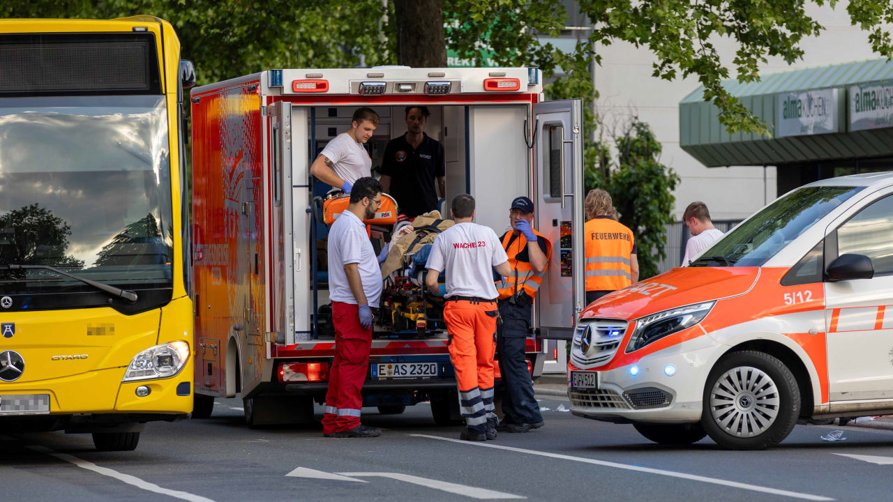 Essen: Senior (86) von Bus überrollt – Bein abgerissen | Regional