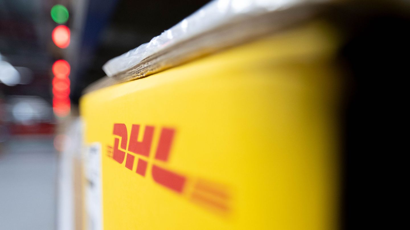Der Logistikriese DHL sieht Chancen im Geschäft mit Pharmazeutika (Archivbild) Foto: Hendrik Schmidt/dpa