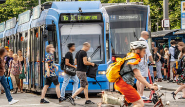 Feuerwehrauto zwingt Straßenbahn in München zu Notbremsung