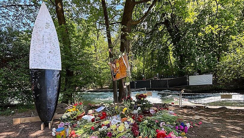 Gedenkstelle am Eisbach: Hier verunglückte die 33 Jahre alte Surferin tödlich.