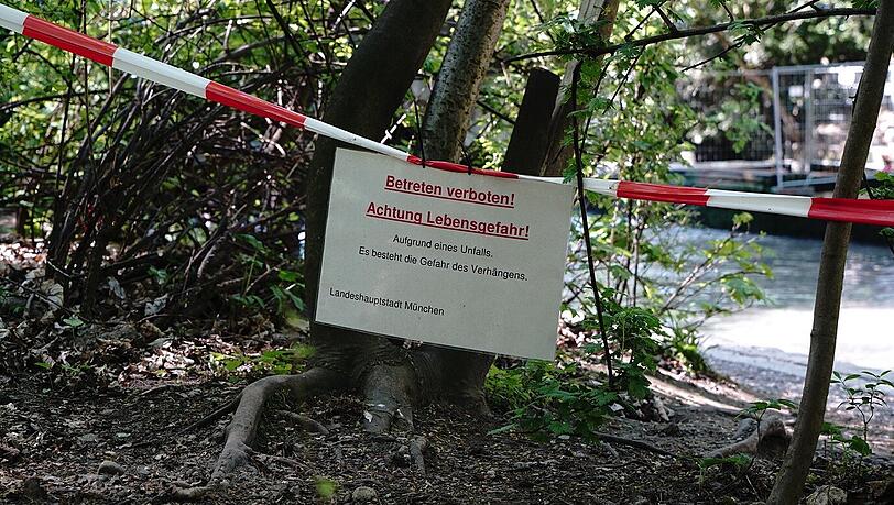 Ein Absperrband am Eisbach weist noch einmal auf den Ernst der Lage hin. Wer sich nicht an das Verbot hält, muss mit einem teuren Bußgeld rechnen.
