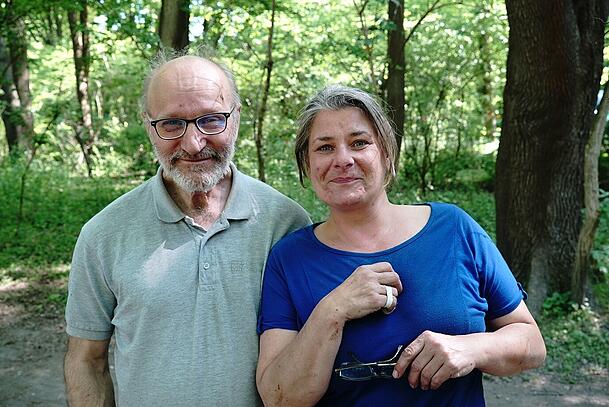 Steffi Fischer und Norbert Rankl von der Bayerischen Schlösser- und Seenverwaltung haben mithilfe eines Krans den Ablauf vom Kleinhesseloher See am Skell-Denkmal geöffnet. Damit fließt Wasser in die Nebenbäche ab. Zu lange darf der Eisbach nicht abgesenkt sein, "Sonst läuft Schwabing über", sagt sie.