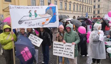 "Lieber arbeite ich bei Aldi": Hebammen-Protest auf dem Odeonsplatz