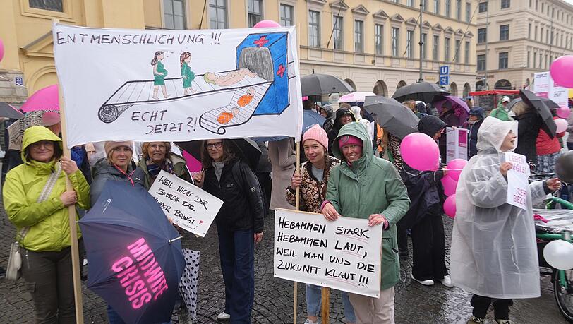 "Lieber arbeite ich bei Aldi": Hebammen-Protest auf dem Odeonsplatz
