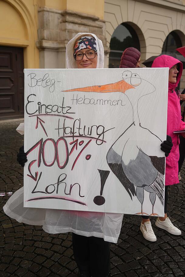 Viele haben selbstgestaltete Plakate mitgebracht.