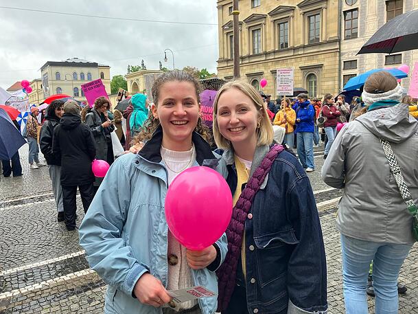 Die Hebammen-Studentinnen Teresa Wagner (21) und Lara Thomas-Wittmann (24) wollen sich am Montag für ihre Zukunft einsetzen.