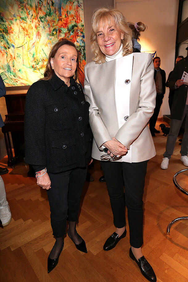 Karin Holler and Susanne Porsche bestaunten die Ausstellung ebenfalls.