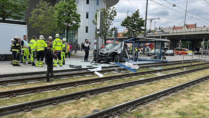 Sieben Verletzte: SUV rast in Tramhaltestelle in München - was bisher bekannt ist