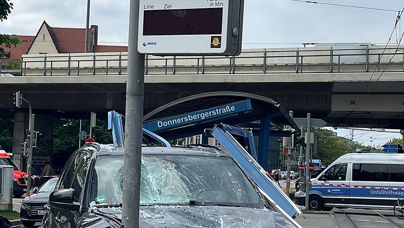 An der Ecke Arnulfstraße/Donnersbergerstraße ist ein Auto in das Wartehäuschen einer Trambahn-Haltestelle hineingefahren.