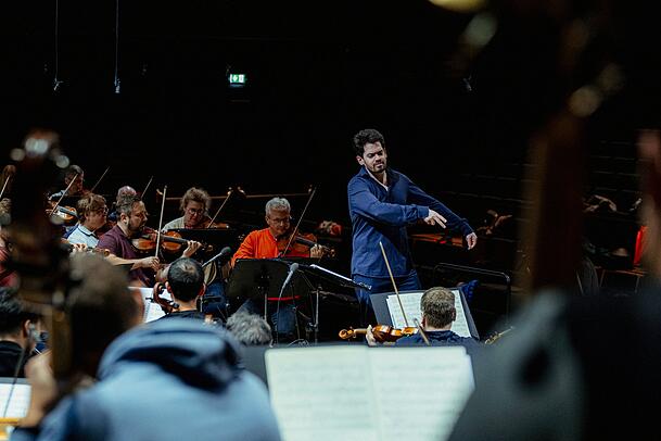 Lahav Shani probt in der Isarphilharmonie.