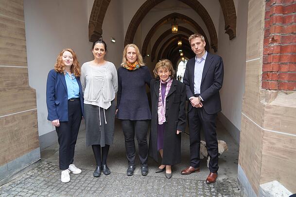 Auch die Holocaustüberlebende Charlotte Knobloch (2. von rechts) ist bei der Vorstellung der Studie dabei. Anwesend waren auch: Jessica Flaster, Vorsitzende des Verbandes Jüdischer Studenten in Bayern (v.l.), Leiterin der Studie Julia Bernstein, Miriam Heigl, Leiterin der Fachstelle für Demokratie, und Bürgermeister Dominik Krause (Grüne).