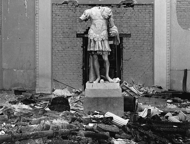 Kriegszerstörung in München: Herbert List hat die Szene 1949 aufgenommen, gleich nach Kriegsende war er mit der Kamera losgezogen. Verstörende wie faszinierende Bilder, über die man heute staunt. Unter dem Titel „Memento 1945“ sind sie im Schirmer/Mosel Verlag aufgelegt worden (224 Seiten, 48 Euro).