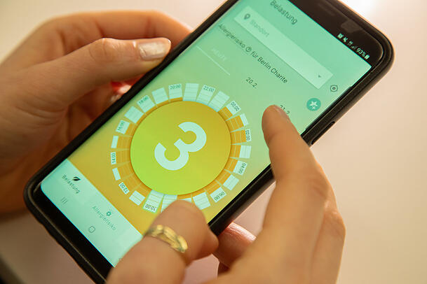 Mit Apps wie Pollen+ können Nutzer personalisierte Pollenflugvorhersagen erhalten und ihre Allergiesymptome basierend auf den gemeldeten Pollendaten verwalten. (zu dpa: «Allergie-Saison: Welche Pollenflug-App hilft am besten?»)