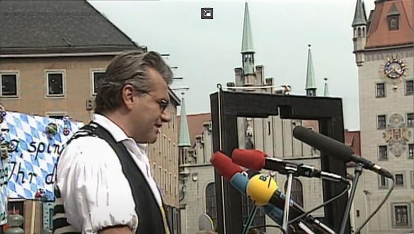 Revolutions-Rädelsführer Manfred Schauer, der Schichtl von der Wiesn, vor 30 Jahren als Redner auf dem Podium am Marienplatz.