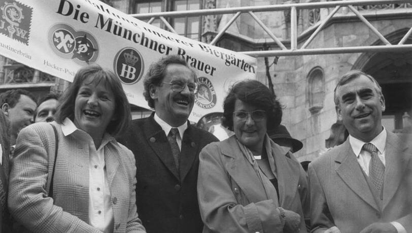 Revoluzzer-Unterstützer am 12. Mai 1995 (v.l.): Bundesjustizministerin Leutheusser-Schnarrenberger (FDP), SPD-OB Christian Ude mit Ehefrau Edith, Finanzminister Theo Waigel (CSU).