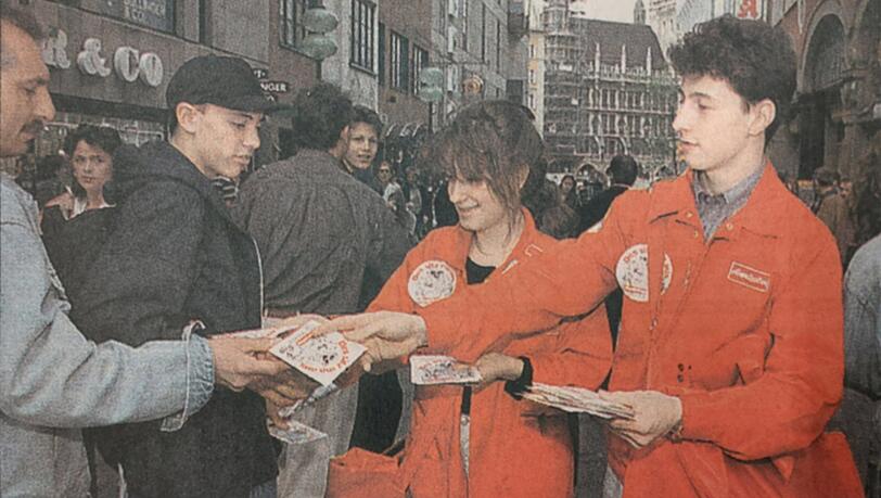 Das Hirnbeiß-Wapperl mit dem Spruch "Des sitz ma aus" verteilt die Abendzeitung tausendfach während der Biergartenrevolution 1995.