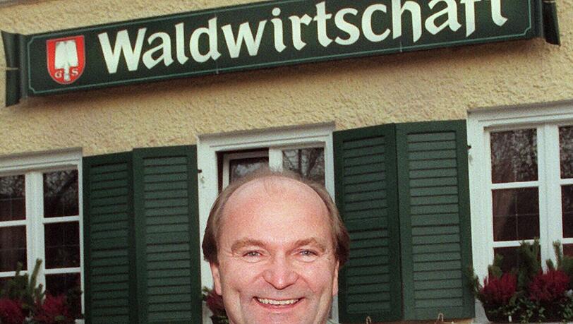 Sepp Krätz Mitte der 1990er in seiner Waldwirtschaft in Großhesselohe: Weil seinen betuchten Nachbarn sein Biergarten zu laut war, zogen sie vor Gericht. Daraus entstand die Biergartenrevolution.