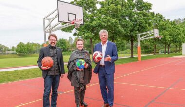 Dieter Reiter kickt den Startschuss für die neuen Sportanlagen in Neuperlach
