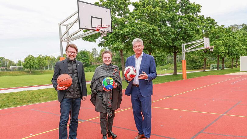 Dieter Reiter kickt den Startschuss für die neuen Sportanlagen in Neuperlach