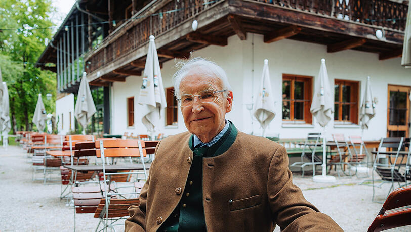 „Am liebsten 
Schweinsbraten“: Alt-Ministerpräsident Edmund Stoiber in seinem Lieblingsbiergarten, der Flößerei in Wolfratshausen.