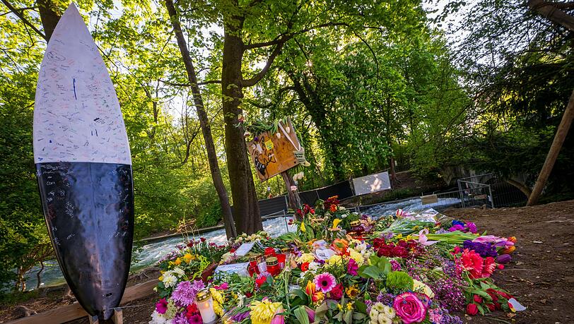 Kerzen und Blumen erinnern an die tödlich verunglückte Surferin. (Archivbild)