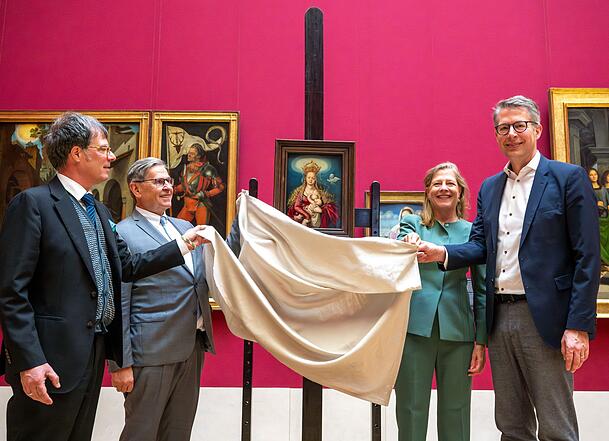 Das Werk "Maria als Himmelskönigin" bereichert fortan die Alte Pinakothek. Auch Kunstminister Markus Blume war bei der Vorstellung anwesend.