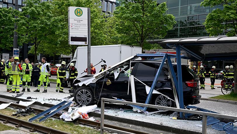 Studentin stirbt nach Autounfall an Münchner Tram-Haltestelle