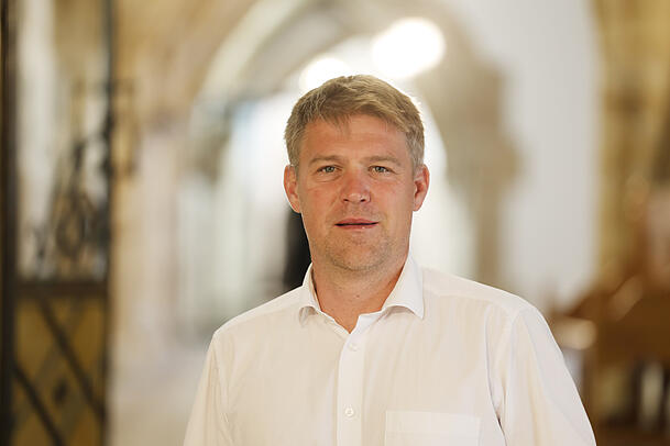 "Öko-Stadtrat" nennt sich Tobias Ruff selbst. Er ist Chef der ÖDP im Rathaus und will bei der Kommunalwahl 2026 Münchner Oberbürgermeister werden. Die Bewerbung für Olympia sieht er kritisch