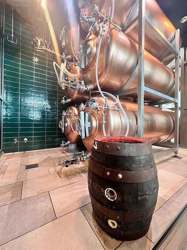 Cool: Sechs 1000-Liter-Messingtanks lagern hier.
