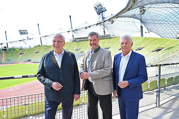 Bei einer gemeinsamen PK mit Bayerns Innenminister Hermann (l.) und Münchens OB Dieter Reiter (r.) zu den Münchner Olympia-Planen, sprach Bayerns Ministerpräsident Markus Söder auch über die Eisbachwelle im Englischen Garten.