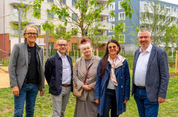 (v.l.) Oliver Kreipe (Leitung Neubau), Ole Beißwenger (Leitung Bau), Julie Kleinke (Projektleitung), Stadtbaurätin Elisabeth Merk (parteilos) und Münchner-Wohnen-Geschäfts­führer Christian Müller (SPD) bei der Vorstellung der neu gebauten 461 Wohneinheiten im neuen Münchner Stadtteil Freiham.