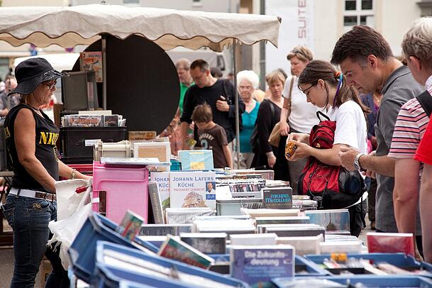 Flohmarkt in Schwabinger Hinterhöfen.