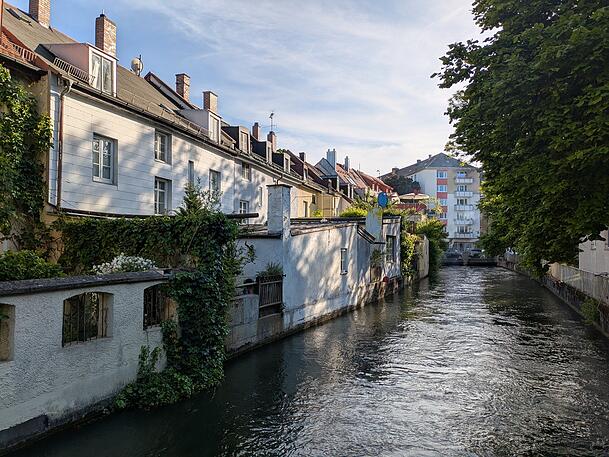 Blick von der Kupferhammerstraße auf Klein-Venedig. Ums Eck finden sich die Hofflohmärkte.